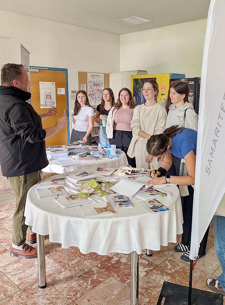 An Stationen im gesamten Schulgebäude der HLWest erhielten die Jugendlichen Infos rund um die vielfältigen Ausbildungsmöglichkeiten im Gesundheitsbereich.