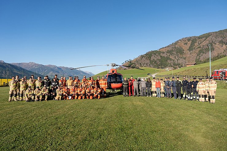 Gruppenfoto mit Hubschrauber