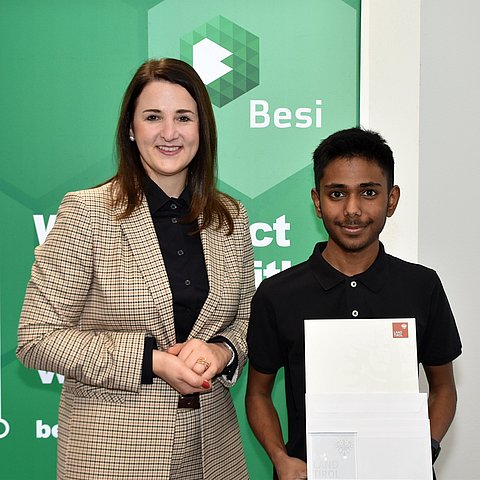 LRin Mair gratulierte Matteo Oberladstätter zum „Lehrling des Monats Jänner 2026“