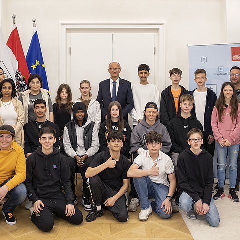 Klassenfoto mit Landeshauptmann Anton Mattle in seinem Büro.
