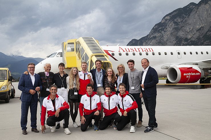 © Land Tirol/Die Fotografen Gruppenbild vor Flugzeug