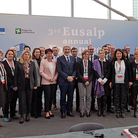 Die Delegierten der 48 Alpenregionen.