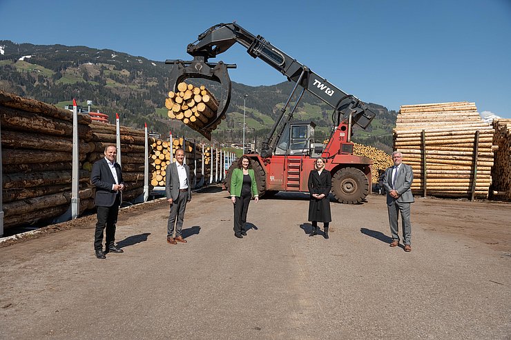 LHStv Josef Geisler, Reinhard Binder, Geschäftsführer Binderholz, LHStvin Ingrid Felipe, Judith Fiala, ÖBB Rail Cargo Group und Helmut Schreiner, Zillertaler Verkehrsbetriebe freuen sich über den wichtigen Schritt in Richtung Verlagerung des Gütertransportes von der Straße auf die Schiene.