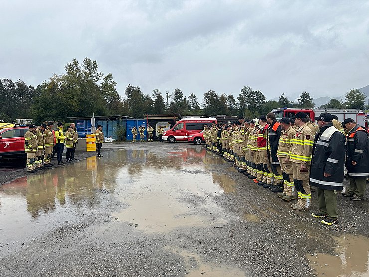 © Landesfeuerwehrverband Tirol/Wegscheider Feuerwehrleute in Reihe stehend