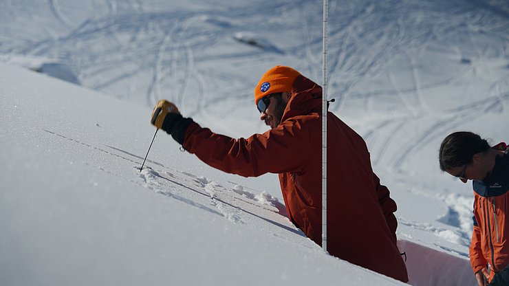 Schneemessungen in der Axamer Lizum.