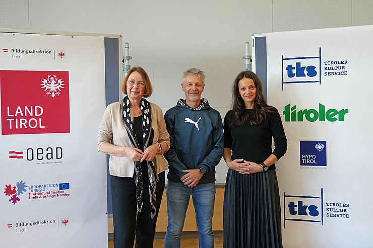 Personen stehen nebeneinander