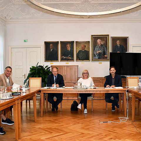 V. li. bei der Sitzung des Wohnbauförderungskuratoriums LA Evelyn Achhorner, LA Heinz Kirchmair, Otto Flatscher (Vorstand Abteilung Wohnbauförderung des Landes Tirol), Wohnbaulandesrätin Beate Palfrader, Manfred Ladstätter (Wohnbaureferent Büro LRin Palfrader) und Inge Semmelrock (Abteilung Wohnbauförderung Land Tirol) im Landhauses in Innsbruck.