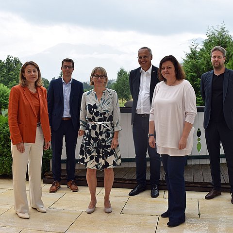 LRin Annette Leja, stellvertretender Gemeindeverbandspräsident Christian Härting, Bürgermeisterin der Gemeinde Gnadenwald Heidi Profeta, Vorstandsmitglieder der ARGE Tiroler Altenheime: Obmann Robert Kaufmann, Hannelore Röck, Reinhard Griener