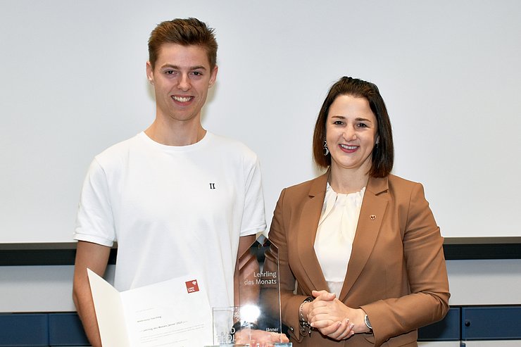 Arbeits- und Jugendlandesrätin Astrid Mair gratulierte Ambrosius Fasching zum "Lehrling des Monats Jänner 2023".