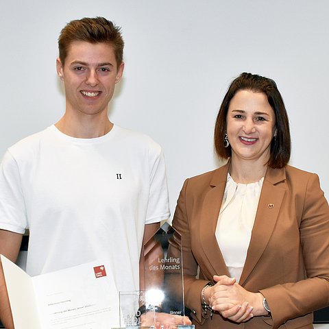 Arbeits- und Jugendlandesrätin Astrid Mair gratulierte Ambrosius Fasching zum "Lehrling des Monats Jänner 2023".