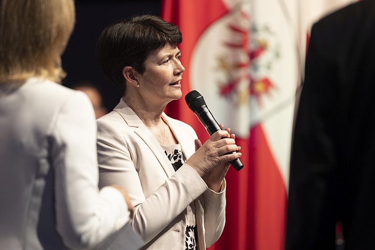 © Land Tirol/Die Fotografen Elisabeth Rathgeb, Direktorin der Caritas der Diözese Innsbruck: "Die Not in der Ukraine bewegt viele Menschen in Tirol und wir erleben eine große Welle der Hilfsbereitschaft und Solidarität."