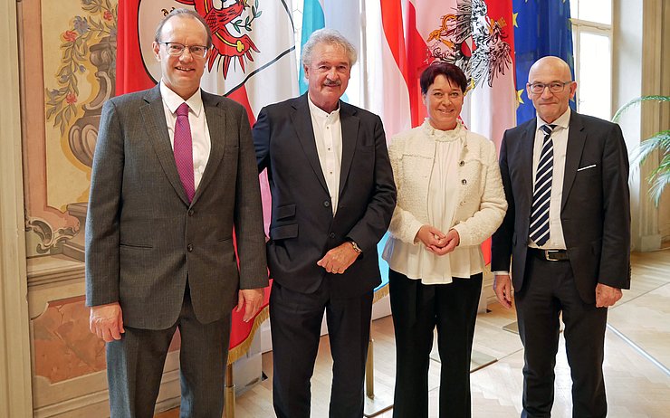 © Landtagsdirektion Tirol/Oswald v.li.) Botschafter Marc Ungeheuer, Außenminister Jean Asselborn, LTPin Sonja Ledl-Rossmann und Honorarkonsul Armand Hausmann beim anschließenden Empfang.