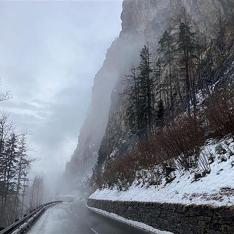 Straße vor Felshang