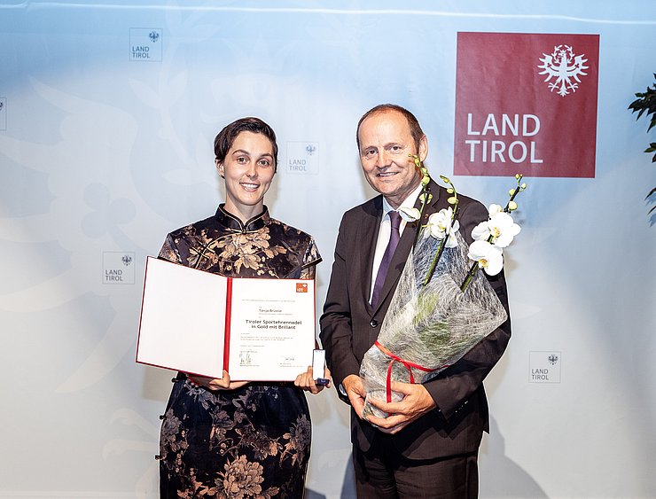 Gemeinsames Foto der beiden mit Urkunde