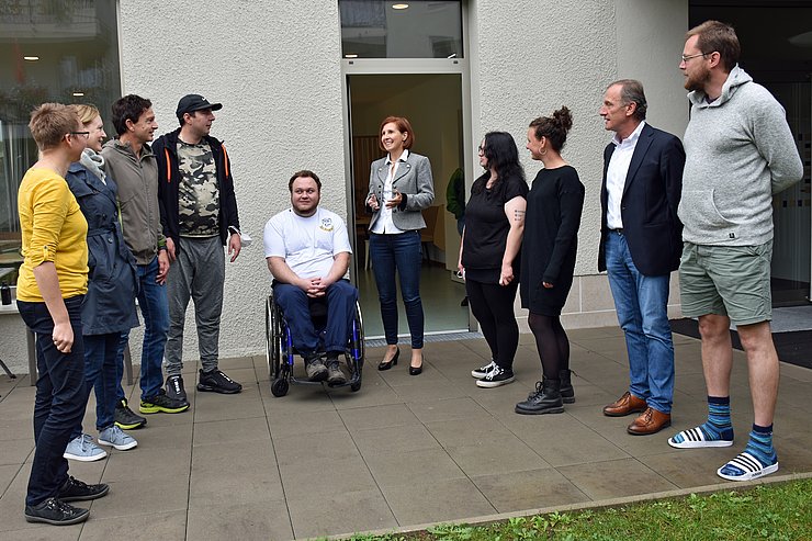 Die MitarbeiterInnen und BewohnerInnen berichteten Landesrätin Gabriele Fischer aus ihrem Alltag im Mehrgenerationenhaus „Haus im Leben“ am Innsbrucker Fischerhäuslweg, wo sich neben anderen sozialen Angeboten auch eine Wohngemeinschaft und drei Wohnungen befinden, in denen vom PSP Tirol begleitete Menschen leben.