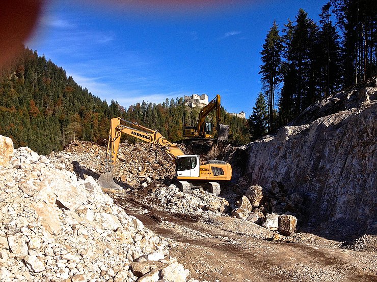 Bohrungsarbeiten für Sprengung und Abtrag Felsmaterial