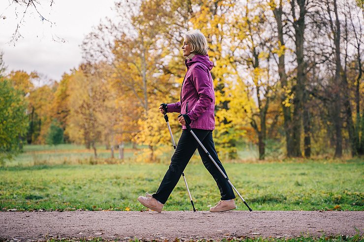 © Land Tirol/Shutterstock Eine Frau beim Nordic Walking