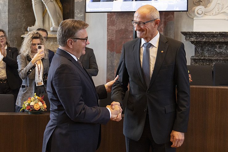 LH Mattle und sein Vorgänger Günther Platter schütteln sich die Hand.