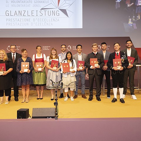 LH Günther Platter (links) und LH Arno Kompatscher (rechts) mit (v.li.) Filippa Schatzer (Südtiroler Jugendring), Dagmar Mayrl (Netz Offene Jugendarbeit), Renate Pedrotti (Südtiroler Bauernjugend), Laura Larch (Kramsach, katholische Jugend Erzdiözese Salzburg Region Tirol), Benjamin Zwerter (Gruppo Giovanile il Melograno), Isabel Hechl (Kitzbühel, Naturfreunde Tirol), Ali Mohammadi (Schwaz, Naturfreunde Jugend Tirol), Paul Skoficz (Hall in Tirol, Tiroler Mittelschüler Verband (TMV)), Patrick Summerer (Verein Jugenddienst Hochpustertal), Fabian Woloschyn (Achenkirch, Bund der Tiroler Schützenkompanien Viertel Tiroler Unterland) und Thomas Hofer (Jugenddienst Unteres Eisacktal).