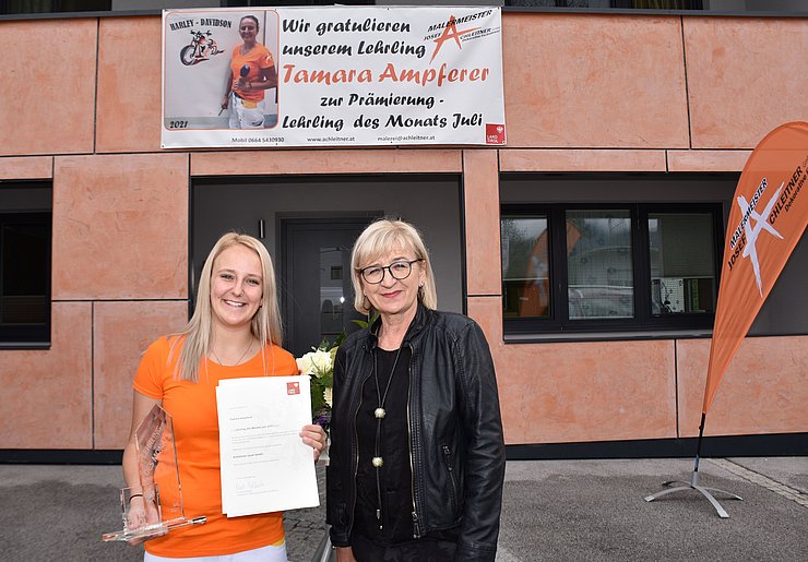 © Land Tirol/Gerzabek Arbeits- und Bildungslandesrätin Beate Palfrader gratulierte "Lehrling des Monats Juli 2021" Tamara Ampferer.