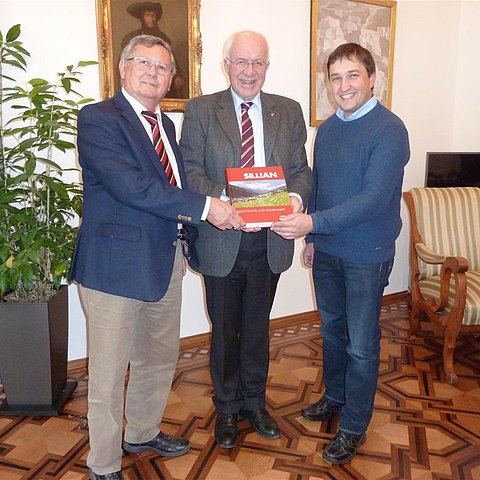 BU: die Redakteure Meinrad Pizzinini und Peter Leiter mit LTP Herwig van Staa