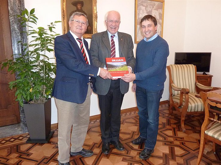 BU: die Redakteure Meinrad Pizzinini und Peter Leiter mit LTP Herwig van Staa