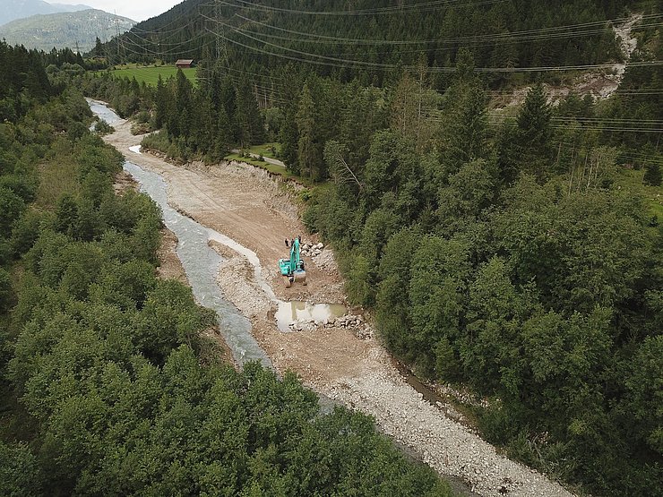 © Land Tirol/Reiter Mit Flussbausteinen wird die Böschung gesichert.