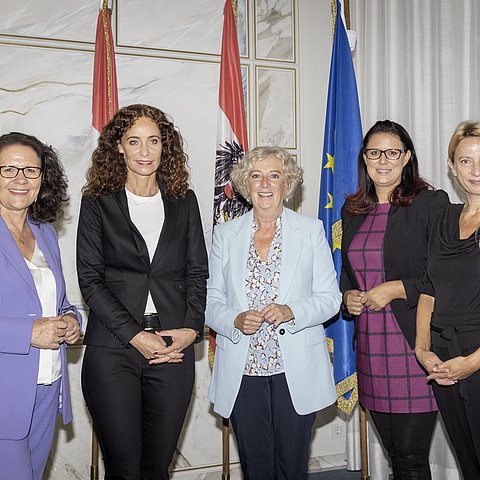 Landesrätinnen nebeneinander, vor Fahnen