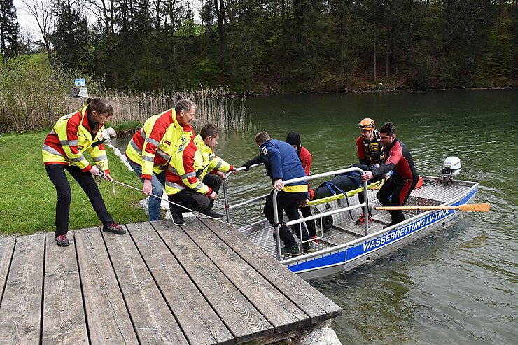 © Land Tirol/Pölzl Aluboot auf Reintalersee an Steg; Patient wird aus Boot gehoben