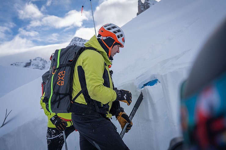 Mann untersucht Schnee