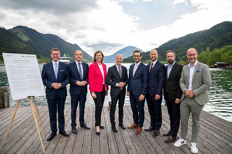 © Land Kärnten Personen nebeneinanderstehend an Steg am Wasser