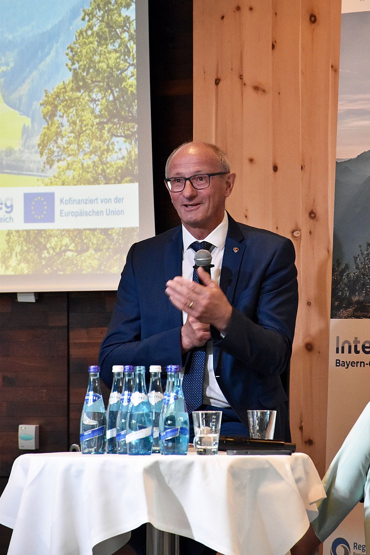 © Land Tirol/Pölzl Portrait Mattle mit Mikrofon in der Hand sitzend