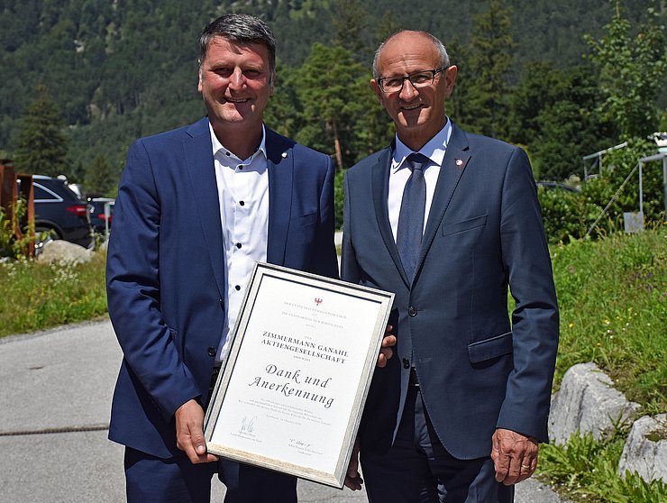 © Land Tirol/Kathrein Foto mit Urkunde