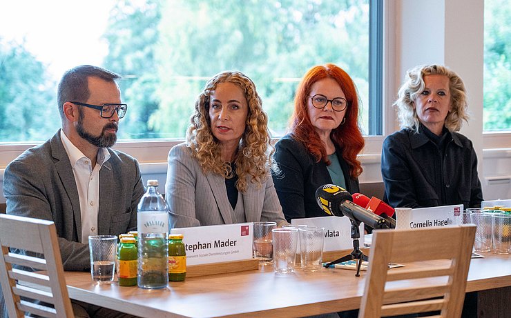 Personen sitzen nebeneinander