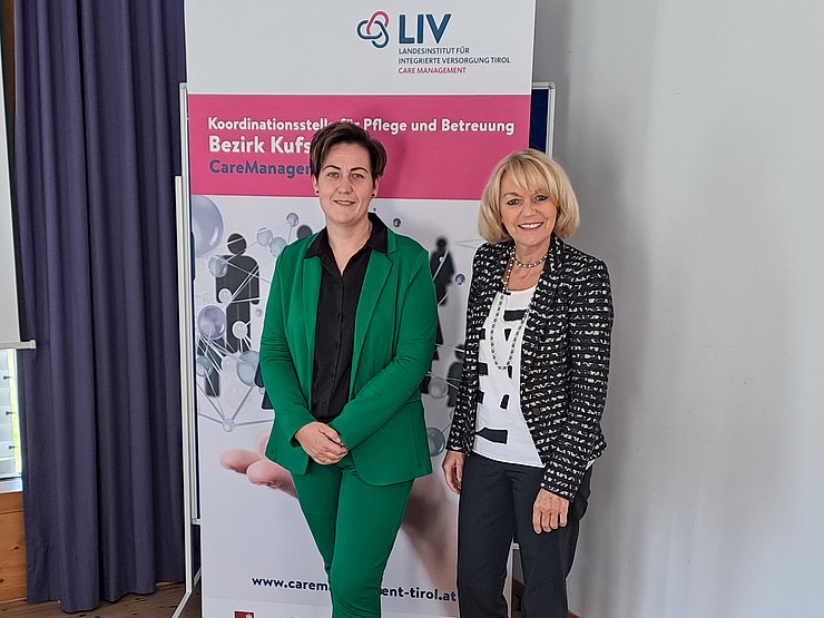 © Landesinstitut für Integrierte Versorgung Gabi Schiessling gratulierte zum fünfjährigen Jubiläum des Standorts Kufsteins Nina Czastka, der dortigen Koordinatorin für Pflege und Betreuung.