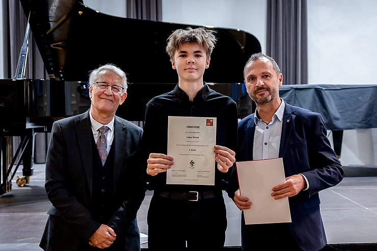 Den Kurt-Ebert-Jugendpreis erspielte sich Lukas Werth (im Bild mit Musikdirektor Helmut Schmid (r.) und Johann Bair von der Prof.-Dr.-Kurt-Ebert-Stiftung).