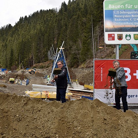 Spatenstich im Defereggental mit LH Platter (Mitte), Bgm Vitus Monitzer (re.) und Günter Guglberger (li.).
