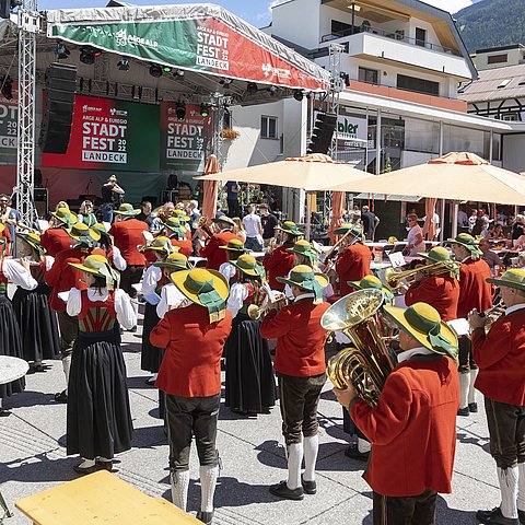 Schützen in Aufstellung vor Festzelt