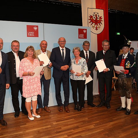 Die Geehrten der Gemeinde Absam mit LH Mattle, BH Michael Kirchmair und Bürgermeister Manfred Schafferer