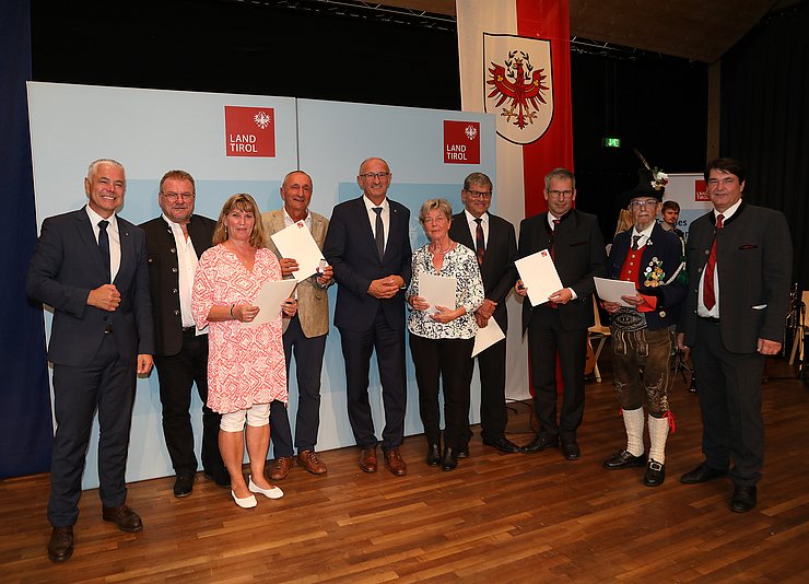 © Land Tirol/Frischauf-Bild Die Geehrten der Gemeinde Absam mit LH Mattle, BH Michael Kirchmair und Bürgermeister Manfred Schafferer