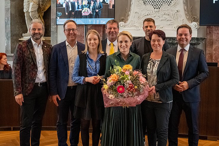© Landtagsdirektion Tirol/Christanell Die Klubobleute (v.li.) Markus Sint, Dominik Oberhofer, Elisabeth Fleischanderl, Jakob Wolf, Gebi Mair und Markus Abwerzger mit Präsidentin Sonja Ledl-Rossmann (2.v.re.) und Monika Aichholzer-Wurzer