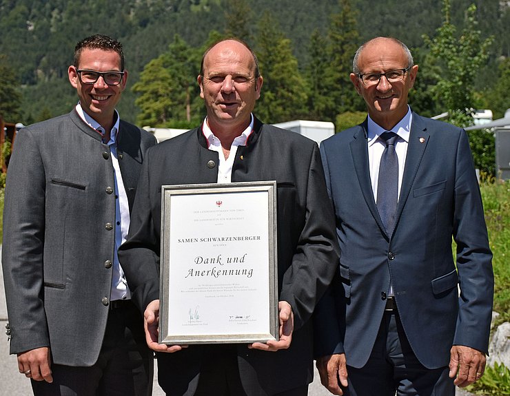 © Land Tirol/Kathrein Foto mit Urkunde