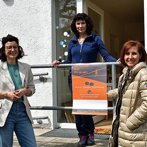 Besichtigung der neuen Räumlichkeiten in der Mößlgasse: von rechts Landesrätin Gabriele Fischer, Karin Bröckl (Mitarbeiterin der Sozialpädagogischen Wohngemeinschaft) und Julia Schratz (Geschäftsführerin von DOWAS für Frauen).