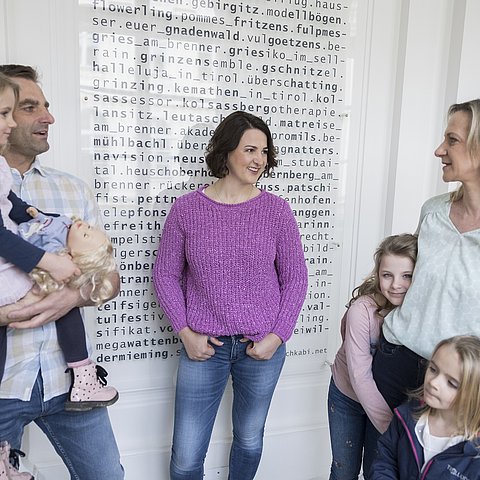 Familienlandesrätin Astrid Mair: „Die zusätzlichen Gutscheine kommen aus allen Kategorien – von Bergbahnen über Museen bis hin zum Einzelhandel.“