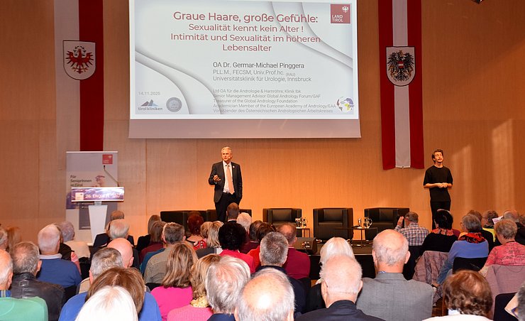 Ein bis auf den letzten Platz gefüllter Messesaal zeigte eindrucksvoll das große Interesse an der Seniorenenquete des Landes Tirol beim Vortrag von Germar-Michael Pinggera.