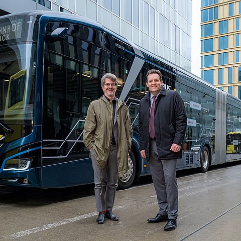 Jug und Zumtobel vor blauem Bus