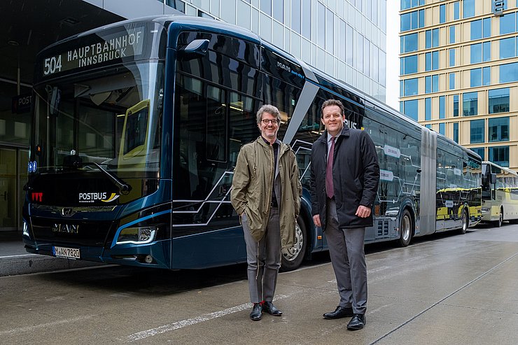 Jug und Zumtobel vor blauem Bus