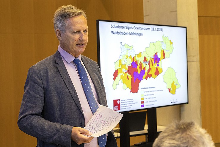 © Land Tirol/Die Fotografen Landesforstdirektor Josef Fuchs erläuterte den Anwesenden die aktuelle Situation in Tirols Wäldern.