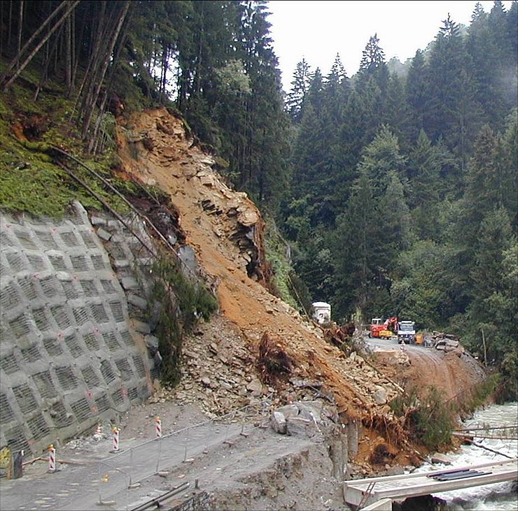 © Land Tirol/Fb. Geologie Felssturz Sellrainstraße 2006, Sellraintal