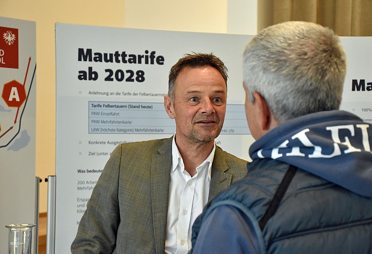 Molzer im Gespräch mit einem Mann